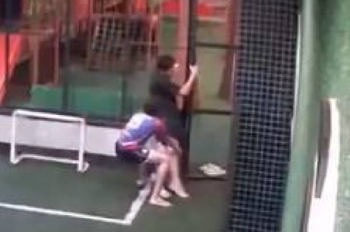 VÍDEO: adolescente sofre descarga elétrica ao tocar em portão de condomínio em Alagoas