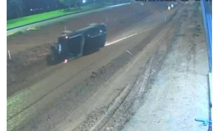 Vídeo: caminhonete tomba após cair em vala no Residencial Santa Maria (DF)