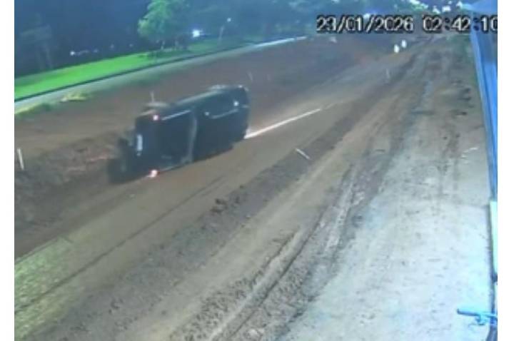 Vídeo: caminhonete tomba após cair em vala no Residencial Santa Maria (DF)