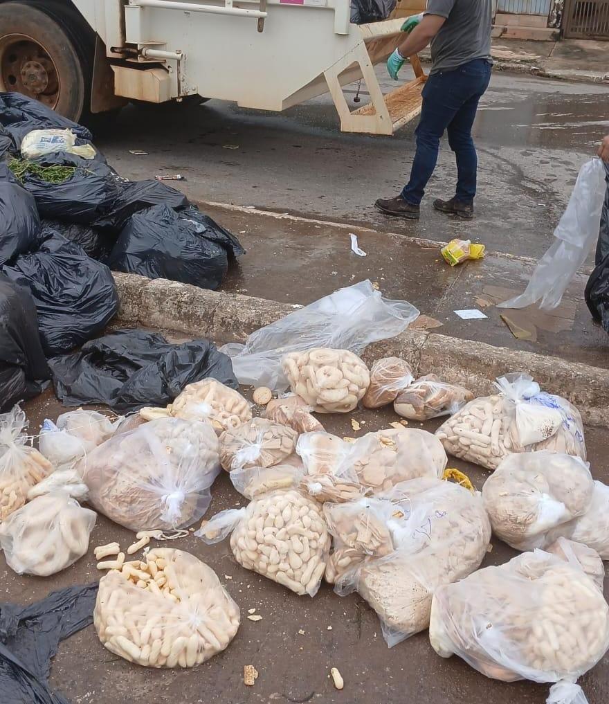 Foto: imagens mostram sacolas com alimentos descartadas em área externa do presídio de Novo Gama.