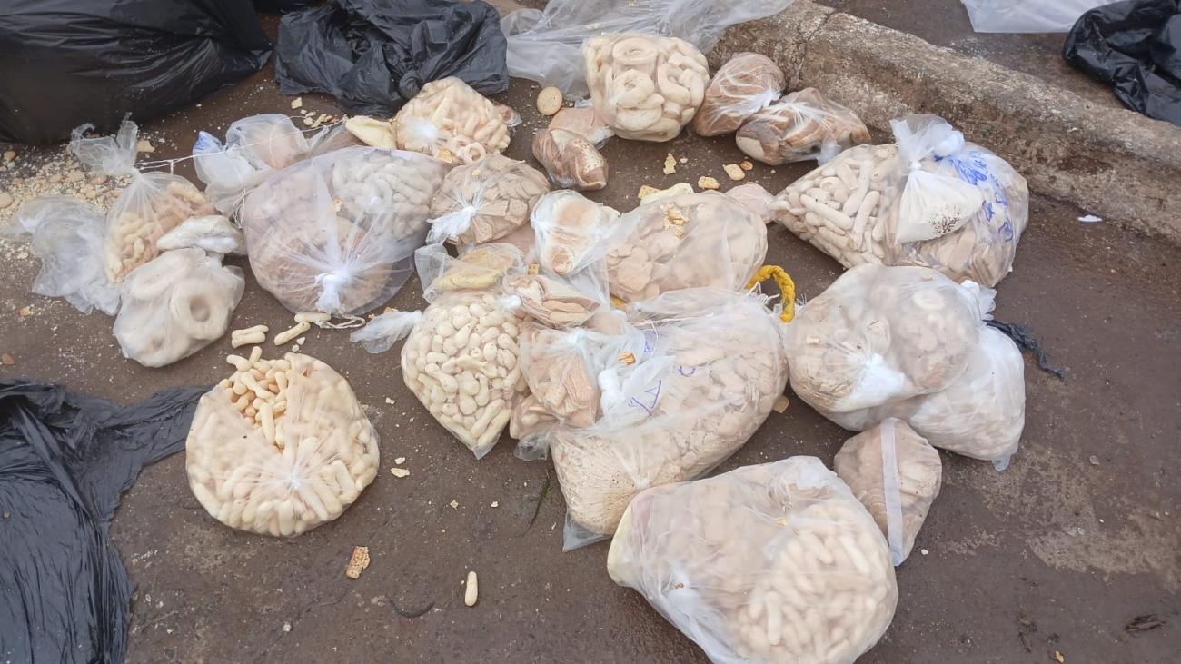 Foto: alimentos levados por familiares de detentos aparecem descartados em recipientes e sacos de lixo, segundo registros feitos no local.