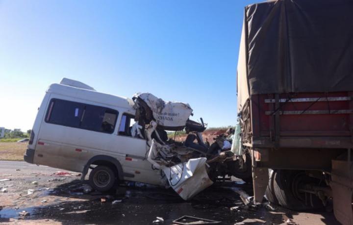 Cinco pessoas morrem após colisão entre caminhão e van na BR-020