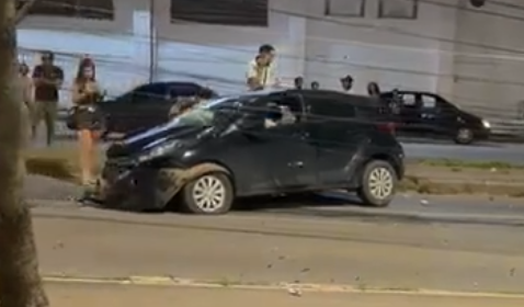 Vídeo: carro colide com poste e deixa parte de Santa Maria Sul sem energia