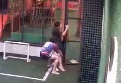 VÍDEO: adolescente sofre descarga elétrica ao tocar em portão de condomínio em Alagoas